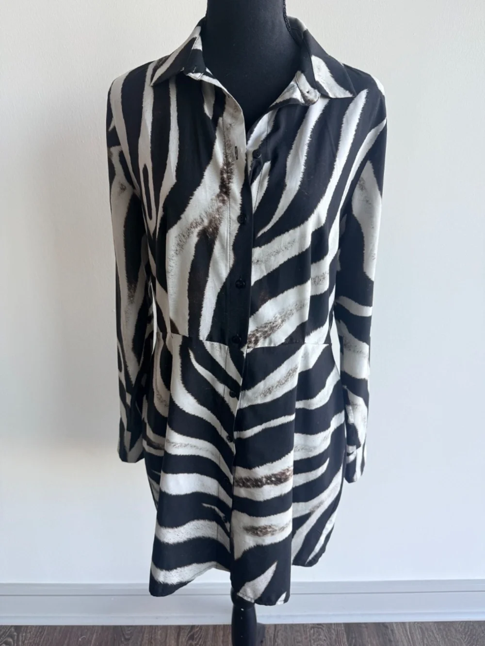 PRETTYLITTLETHING Zebra Pattern Button-up - Picture 2 of 8